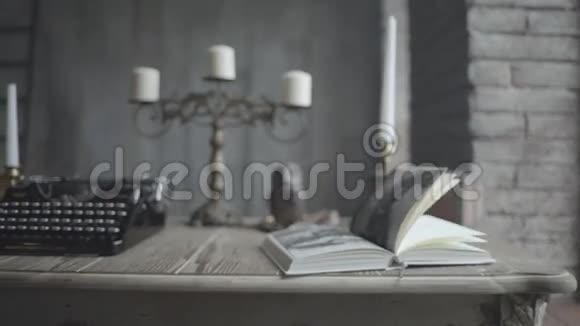 一本打开的书在桌子上视频的预览图