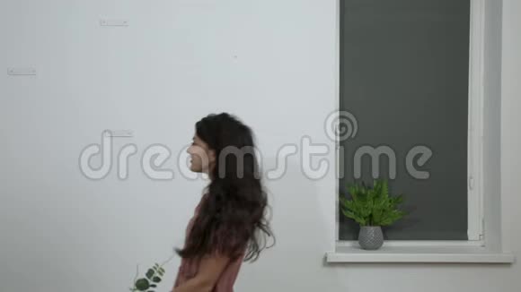 女人把木架挂在架子上装饰视频的预览图