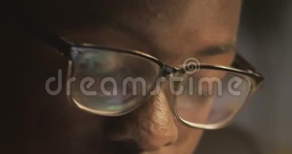 非洲裔美国商人在笔记本电脑前戴眼镜眼镜上有反光视频的预览图