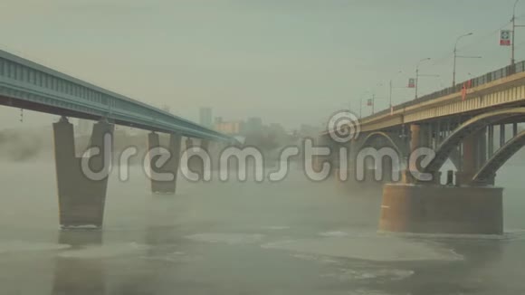 两座桥并排矗立在一条充满蒸汽的河流上雾城是美丽的视频的预览图