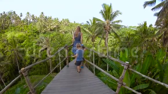 一个年轻家庭在一个大露台上自拍的慢镜头可以看到丛林前往东亚旅游视频的预览图