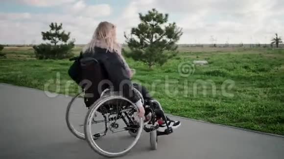 坐在轮椅上快乐的残疾妇女视频的预览图