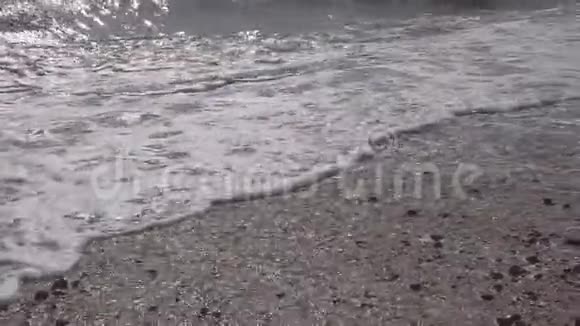 英国布莱顿海滩卵石上的慢波视频的预览图