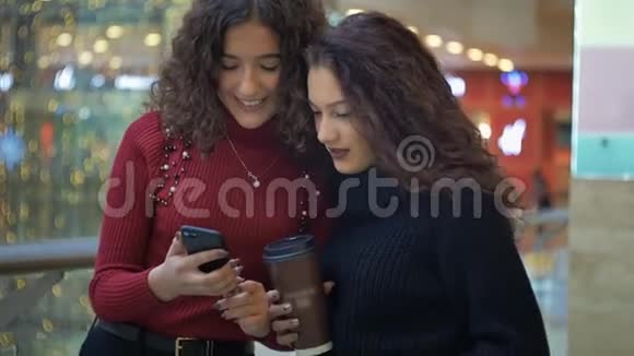 两个可爱的女孩正在考虑打电话视频的预览图