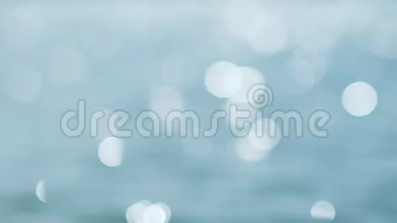 蓝色抽象背景与bokeh水面平静的大海冥想放松概念视频的预览图