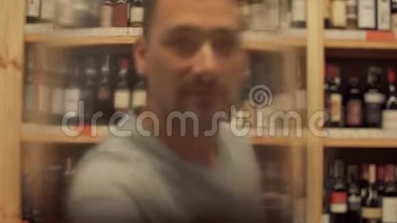 人们喝红酒的肖像人把杯子放在镜头附近然后品尝酒精饮料视频的预览图