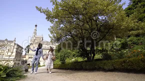一对夫妇在皇宫附近的公园散步视频的预览图