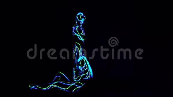穿着霓虹灯服装的人在黑暗中写字母L视频的预览图