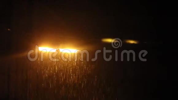街上的灯在雨中视频的预览图
