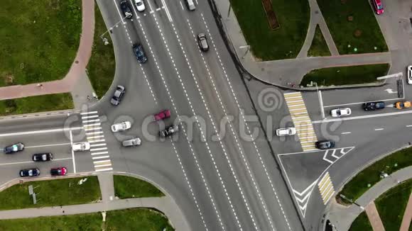 城市道路交叉口或道路交叉口的鸟瞰图视频的预览图