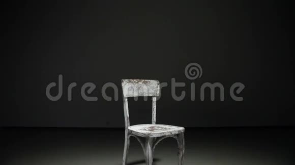 白色的旧木椅在明亮的黑色房间里视频的预览图