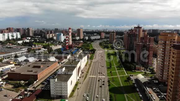 道路和建筑物附近的鸟瞰图大城市镜头飞无人机视频的预览图