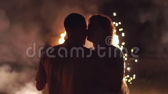 新婚夫妇在为他们的婚礼举行的火祭上跳舞视频的预览图