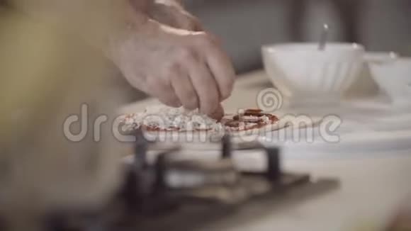 厨师在做披萨视频的预览图