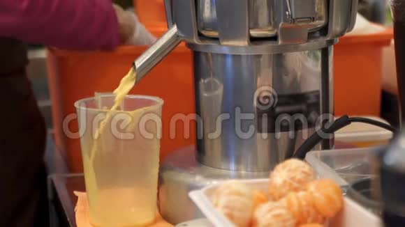 榨汁机装置是制作鲜橙果汁视频的预览图