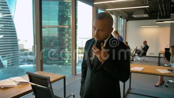 办公室里自信的企业家会给他的交易伙伴打电话视频的预览图