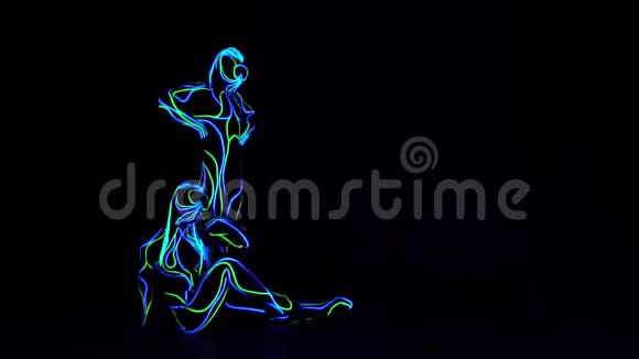霓虹灯字母在黑暗中穿着霓虹灯服装的人做一个字母E视频的预览图