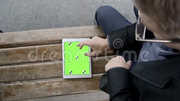 一个人在长凳上工作的高角度视角垂直射击视频的预览图