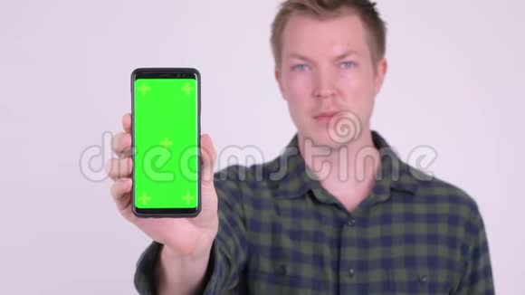 年轻人用绿色屏幕显示手机情绪各异视频的预览图
