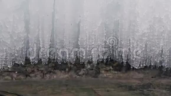 靠近水面的冰柱视频的预览图
