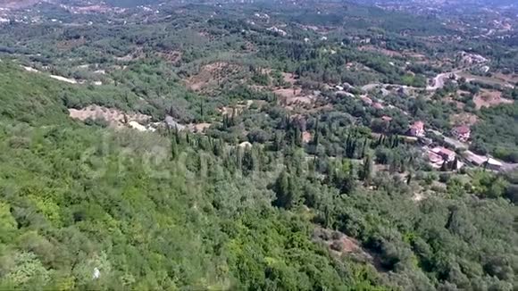 在科孚希腊的贝利卡斯地区用树木和平原的空中山景用无人驾驶飞机前进视频的预览图