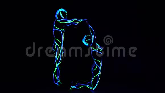 男人和女人穿着带面具的紫外线服装在黑暗中写一个字母D视频的预览图