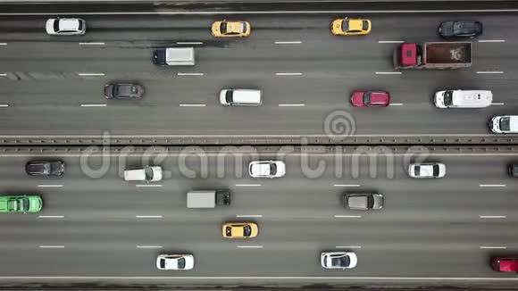 高速公路上行驶汽车的俯视图视频的预览图