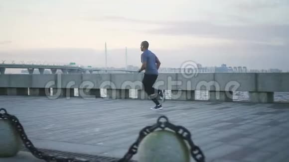 非裔美国人在城市路堤上慢跑视频的预览图