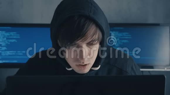 在网络安全中心工作的计算机引擎盖中的IT专业黑客程序员的画像充满了显示器视频的预览图