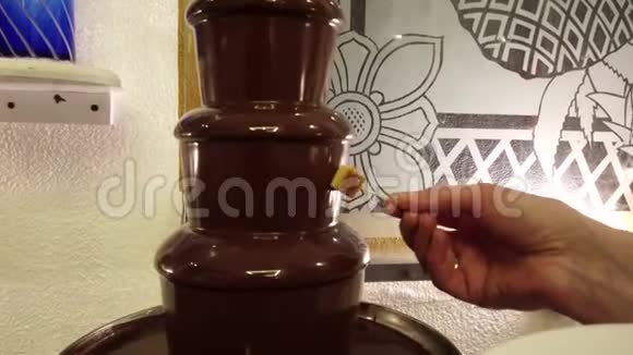巧克力喷泉蘸着菠萝块视频的预览图