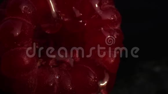 一滴冰凉的露水慢慢地顺着成熟的红色多汁的覆盆子流下来视频的预览图