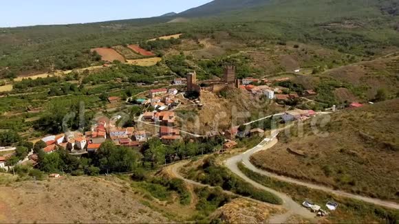 空中无人机镜头中世纪阿拉贡村的沃兹梅迪亚诺和城堡废墟与蒙卡约山的背景视频的预览图