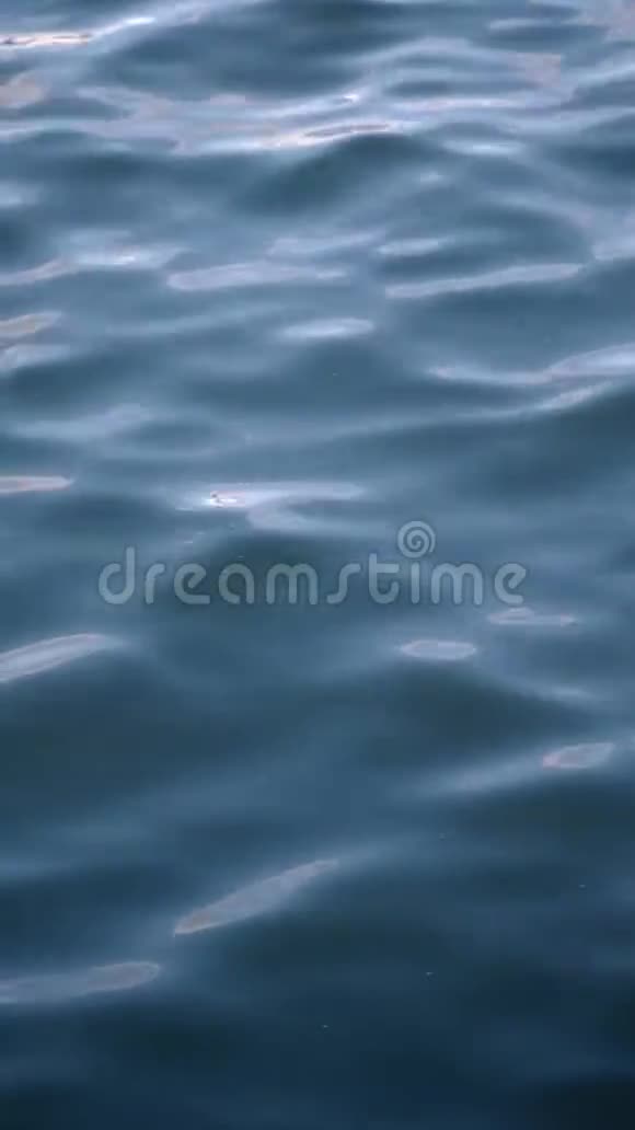 湖上慢蓝波的垂直视频视频的预览图