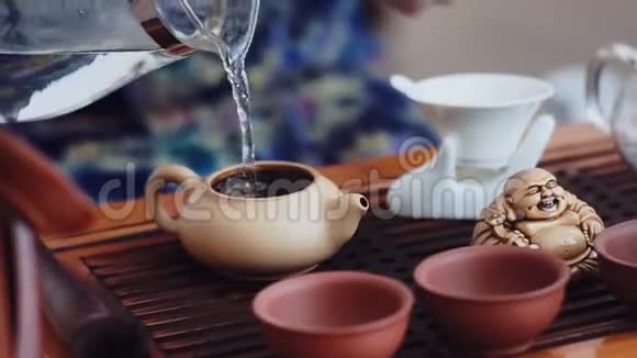 一套漂亮的茶道布景矗立在一张小木桌上在水壶里倒开水视频的预览图