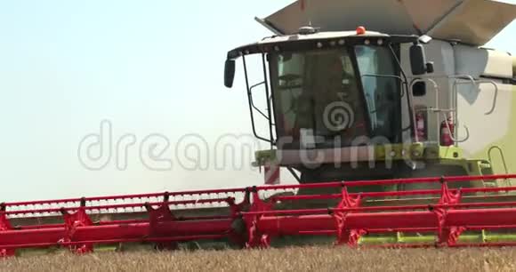 联合收割机在麦田上的作用收获是从田间采集成熟作物的过程职业介绍所视频的预览图