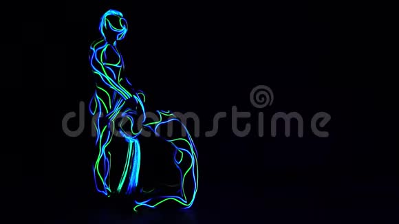 两个穿着霓虹灯发光服装的人做小写字母视频的预览图