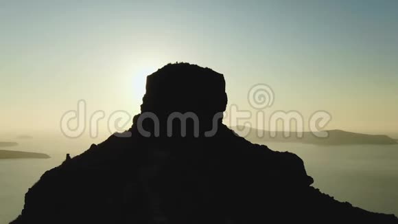 希腊圣托里尼斯卡罗斯岩石的无人机镜头太阳照耀视频的预览图