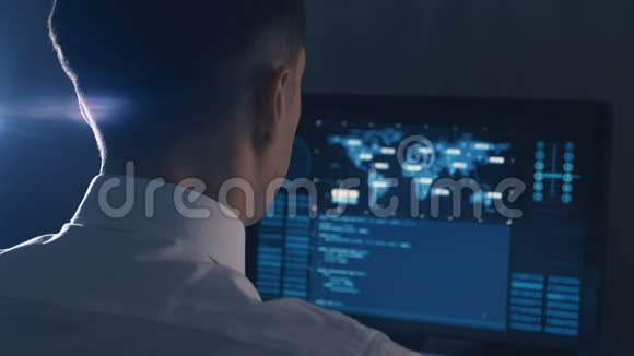 在数据中心工作的戴眼镜和穿白衬衫的男程序员的后视图视频的预览图