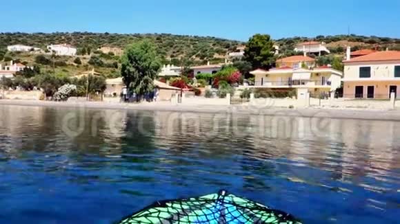 希腊科林斯湾平静的独木舟视频的预览图