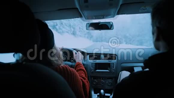 年轻夫妇开车穿过冬林视频的预览图