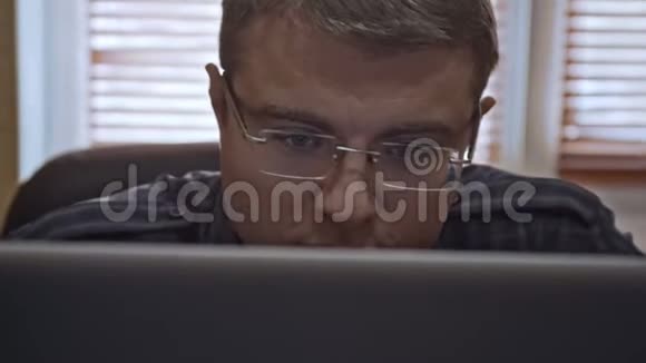 戴眼镜的人用电脑工作视频的预览图