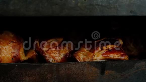 烤架上油炸多汁鸡腿的全景照片视频的预览图
