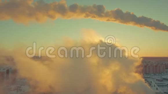 在大城市摩天大楼的背景下云彩漂浮在如画的天空中视频的预览图