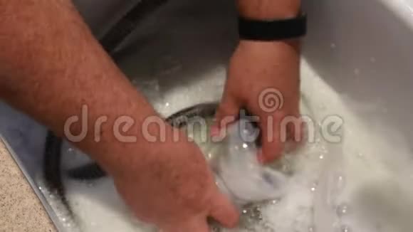 男性手清洁洗手池内CPAP面罩视频的预览图