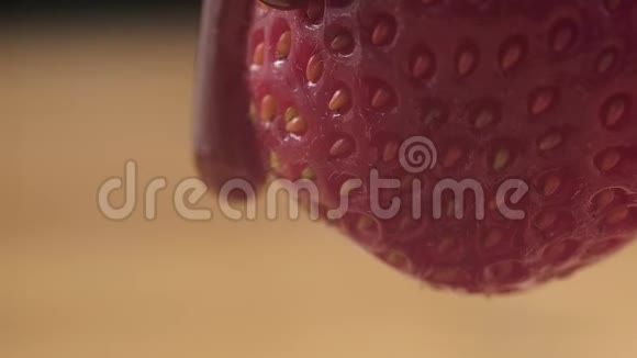 带着红色多汁的草莓缓缓流下一滴浓浓的褐色焦糖视频的预览图