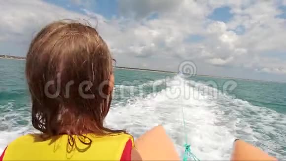 暑假期间在水上旅游的小女孩视频的预览图