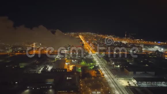 四架直升机慢慢地驶过一个充满路灯的夜晚城市汽车开得飞快视频的预览图