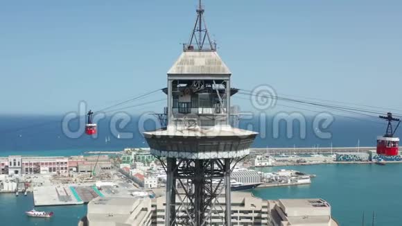 巴塞罗那港缆车塔的鸟瞰图视频的预览图