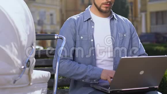 年轻人在城市公园的手提电脑上工作自由职业者视频的预览图