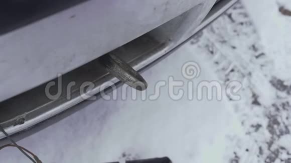 一个连接一个灵活的绳鹰卡宾纳到底盘与拖挂或汽车杆特写镜头冬季白天视频的预览图